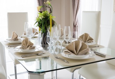 Tavolo in cristallo per la sala da pranzo: idee raffinate ed eleganti