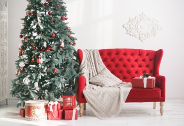 Il Natale in casa: arredi e divano rosso per vivere la magia tutto l'anno