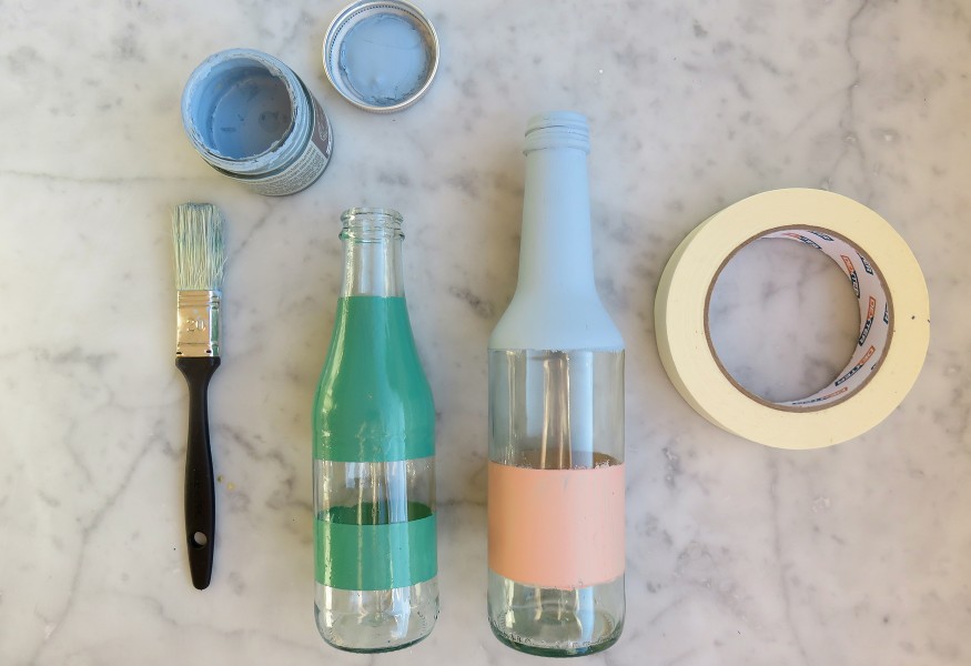 Fai da te: tre divertenti modi per colorare bottiglie e barattoli di vetro e realizzare dei simpatici porta fiori