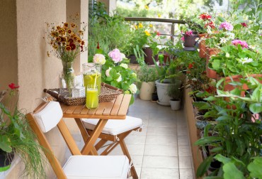 Come arredare il balcone con stile usando mobili, piante e fiori